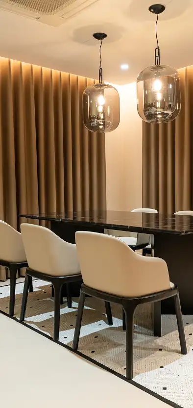 Moderne eetkamer met een grote tafel en witte stoelen.